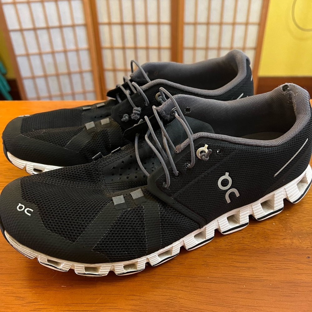 On Cloud Running Shows Black